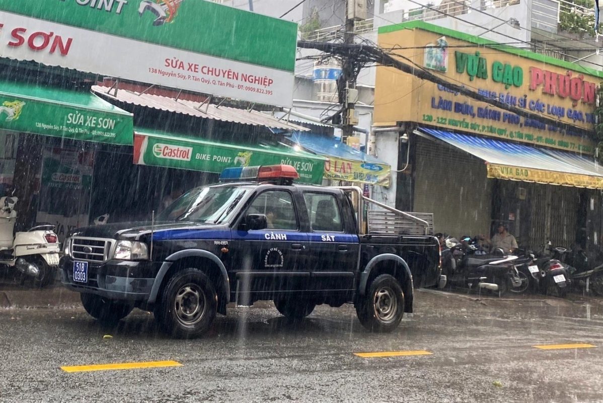 Cảnh sát phong tỏa hiện trường để điều tra vụ người đàn ông lên mái tôn quét rác bị điện giật trên tôn sắt và tôn xốp ở quận Tân Phú