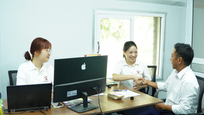 khách hàng qua công ty ký hợp đồng