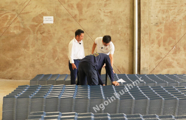 khách hàng qua công ty ký hợp đồng