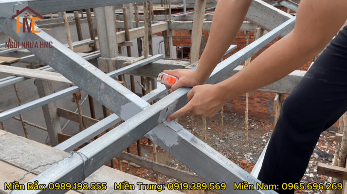 kiểm tra khung kèo mái nhựa