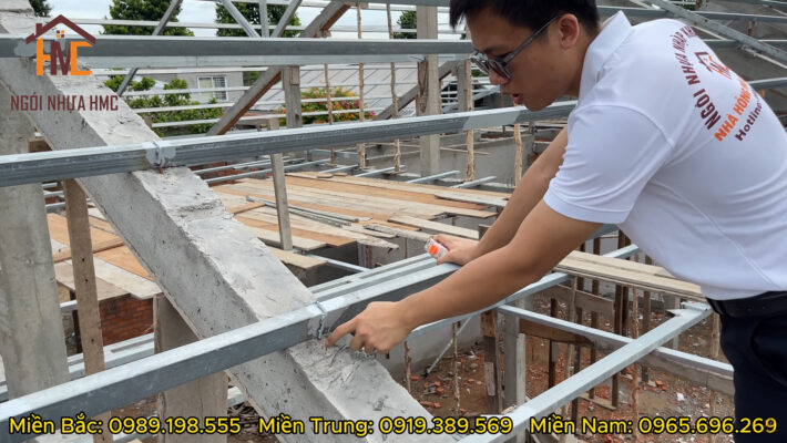 kiểm tra khung kèo mái nhựa